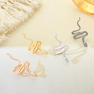 Anelli a serpente con trama a squame nei colori oro rosa, oro, argento e nero fumo
