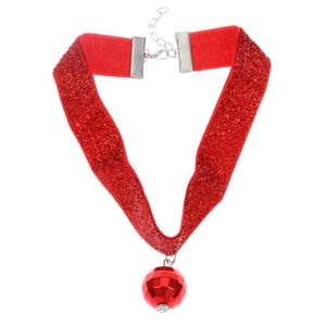 Détail du collier choker boule disco rouge avec ruban scintillant et fermoir argenté