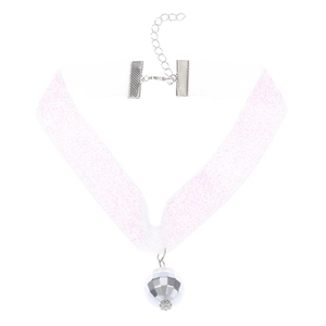 Gros plan d'un collier ras de cou rose pailleté avec pendentif sphérique argenté et fermoir