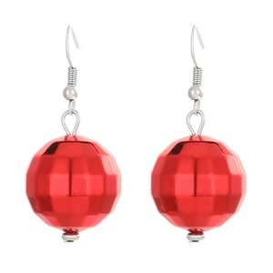 Gros plan des boucles d'oreilles boules facettées rouges avec crochets en argent