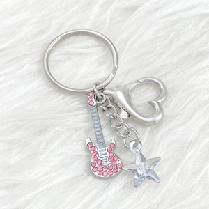 Detailansicht Schlüsselanhänger mit rosa Strass-Gitarre, Stern und Herz-Karabinerverschluss