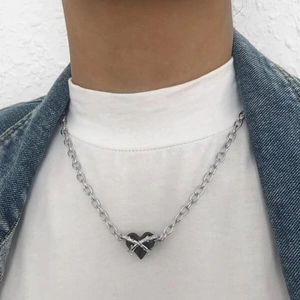 Gothic Dornen Herzanhänger Halskette mit klobiger Silberkette am Modell