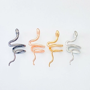 Detailansicht von vier schlangenförmigen Ear Cuffs in Schwarz, Roségold, Gold und Silber