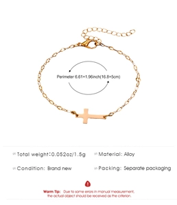 Detailansicht des roségoldenen Kreuzarmbands aus Legierung mit Maßen und Karabiner