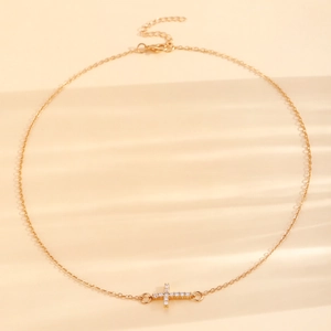 Elegante goldene Halskette mit horizontalem Kreuzanhänger und Zirkonia-Besatz für Damen