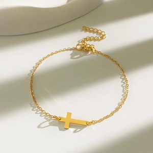 Detailansicht einer goldenen zweilagigen Kreuzkette mit Karabinerverschluss und Kette