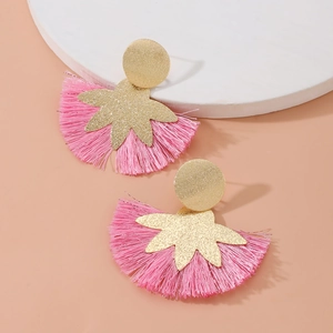 Orecchini bohémien a fiore con finitura dorata scintillante e nappe in seta rosa cipria