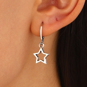 Gros plan de boucles d'oreilles pendantes étoile en argent portées par un mannequin