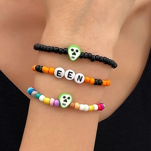 Juego de tres pulseras de Halloween de cuentas con calaveras y letras en la muñeca