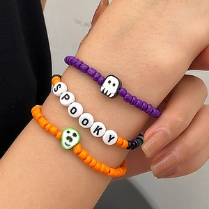 Detalle del set de pulseras de Halloween con cuentas Spooky y dijes de fantasma y calavera