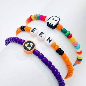 Primer plano de pulseras de cuentas de Halloween con dijes de fantasmas y motivos festivos