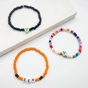 Detalle del set de pulseras de cuentas de Halloween con calaveras y cuentas de letras