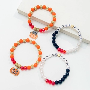 Set de cuatro pulseras de cuentas de Halloween con dijes de calabaza y frases de fiesta