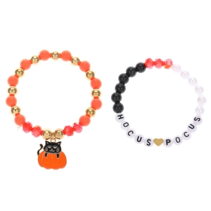 Set de pulseras de Halloween con cuentas Hocus Pocus y un dije de calabaza y gato negro