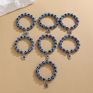 Set de siete pulseras de cuentas de ojo turco azul con dijes plateados variados