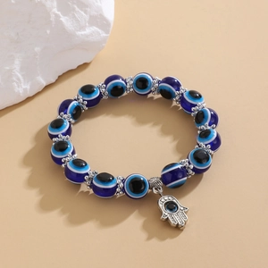 Detalle de la pulsera de cuentas Ojo de la Suerte con dije Mano de Fátima plata
