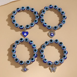 Cuatro pulseras de cuentas azules de ojo turco con dijes de corazón y mariposa