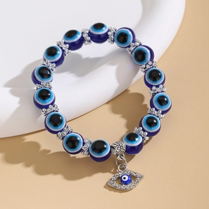 Vista detallada de la pulsera de cuentas de Ojo Turco con colgante de pedrería y cuentas azules