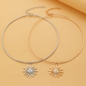 Dettaglio del set di collane con ciondolo a sole vintage in finitura oro e argento