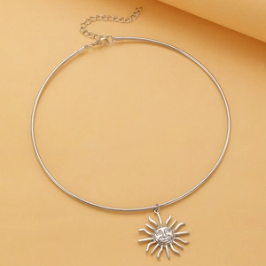 Macro di una collana con ciondolo a sole argento con chiusura a moschettone e catena regolabile