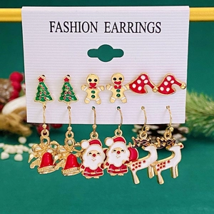 Detailansicht des 6-teiligen Weihnachts-Ohrring-Sets mit Glöckchen, Rentieren und Emaille