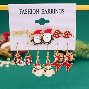 Detailansicht des 6-teiligen Weihnachts-Ohrringsets mit Emaille-Rentier- und Schneemannmotiven