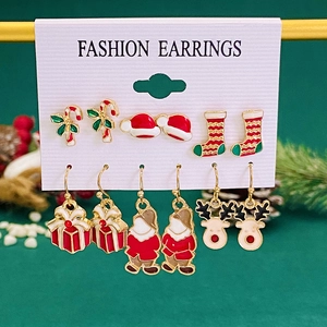 Detailansicht eines 6-teiligen Weihnachts-Ohrring-Sets mit Emaille-Anhängern