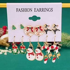 Nahaufnahme des 6-teiligen Weihnachts-Ohrring-Sets mit Rentieren auf Displaykarte