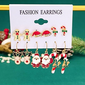 Detailansicht des 6er-Sets Weihnachts-Ohrringe mit Rentier- und Weihnachtsmann-Motiven