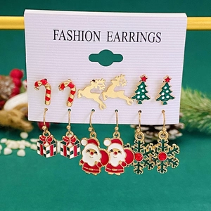 Nahaufnahme eines 6er-Sets Weihnachts-Ohrringe mit Rentier, Baum und Zuckerstangen-Design