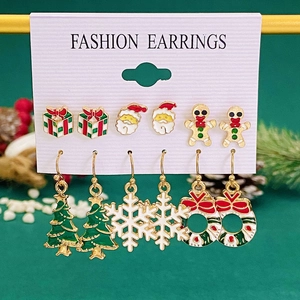 Detailansicht 6-teiliges Weihnachts-Ohrring-Set mit Weihnachtsmann- und Elchmotiven