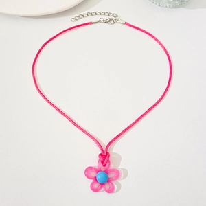 Rosa Blumenkette mit blauer Perle und passender gewebter Kordel im minimalistischen Stil