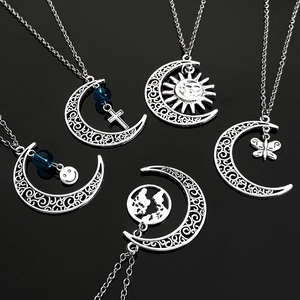 Juego de 5 collares plateados con colgantes de media luna, sol, cruz y mariposa elegante