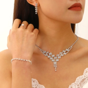 Elegante zilveren bruidssieraden set met fonkelende zirkoon ketting en oorbellen