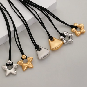 Collier long minimaliste avec pendentifs étoile et fleur en finition or mat et argent