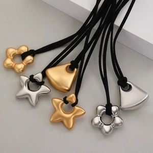 Colliers pendentifs fleurs et étoiles minimalistes avec cordon noir sur blocs géo