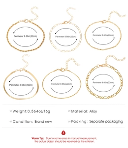 Vue détaillée de six bracelets en alliage doré avec chaînes serpent, figaro et gourmette
