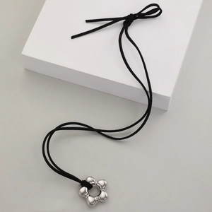 Collier avec pendentif fleur argentée sur cordon noir ajustable avec détail nœud
