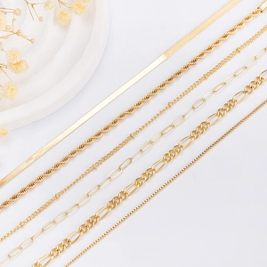 Détail de six styles de chaînes dorées incluant serpent, corde et trombone pour femmes