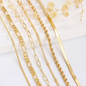 Détail de six styles de chaînes dorées, y compris les chaînes figaro et serpentines