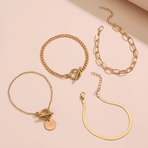Détail de l'ensemble de bracelets dorés avec chaîne serpent et maillons cubains fermoir OT