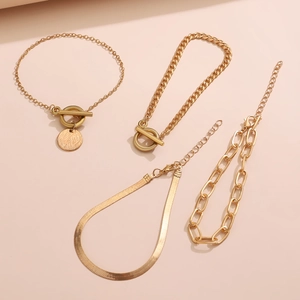 Ensemble de bracelets chaîne serpent et cubaine dorés avec fermoir OT sur fond rose