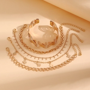 Détail d'un ensemble de bracelets chaîne serpent dorés avec breloque trèfle et fermoir OT