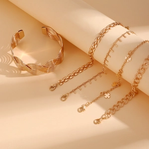 Détail d'un ensemble de bracelets chaîne serpent hip-hop dorés avec fermoir OT