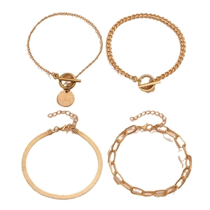 Lot de quatre bracelets dorés avec mailles serpent, gourmette et fermoirs OT