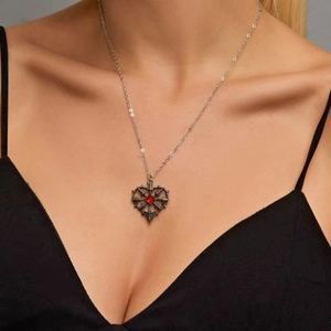 Gothische hartketting met robijn en doornenontwerp in retro zilveren afwerking