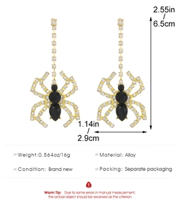 Detailansicht der Strass-Spinne-Ohrhänger mit Größenangaben von 6,5 cm Länge und Breite