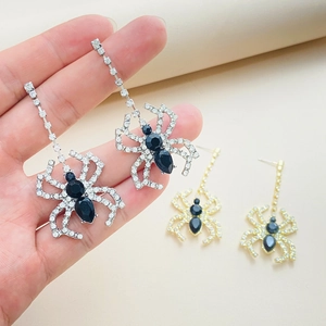 Detailansicht der Strass-Spinnenohrringe mit langen Quastenketten in Gold und Silber