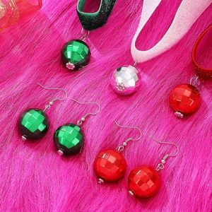 Gros plan sur les boucles d'oreilles et colliers boule disco en rouge, vert et argent