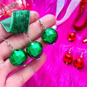 Boucles d'oreilles boules disco rétro en vert et rouge avec crochets argentés